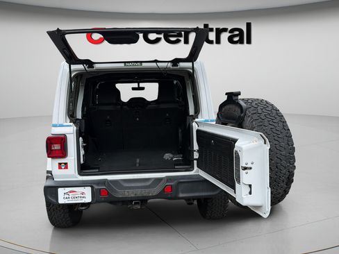 Used 2018 Jeep Wrangler Unlimited Sahara w/ Dual Top Group AWD/4WD image 26