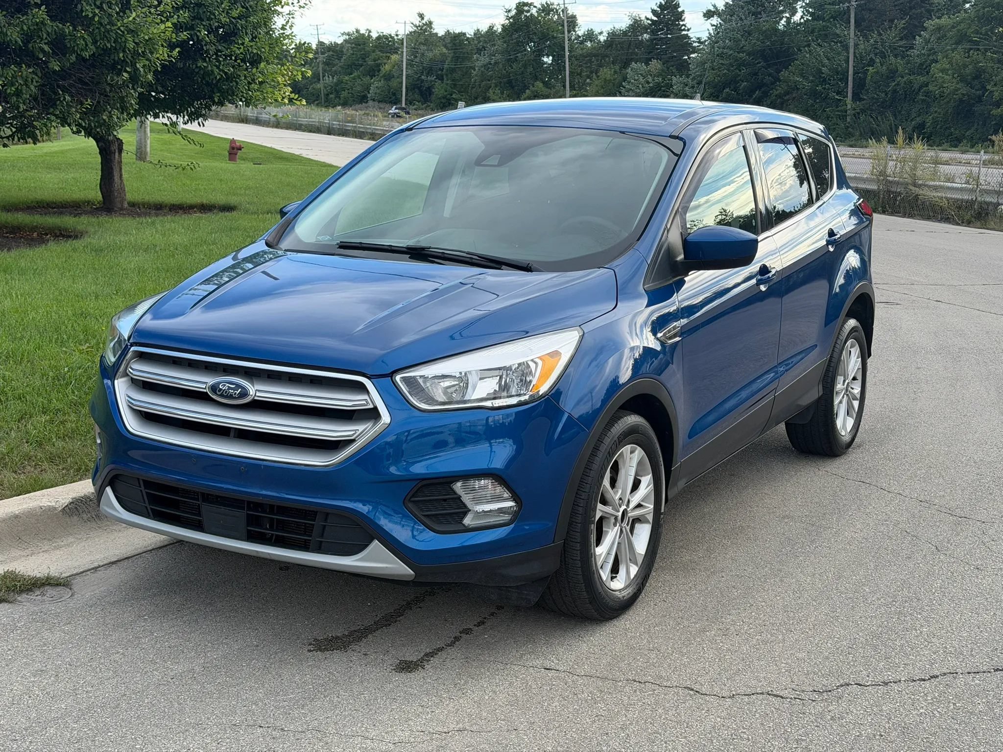 Used 2019 Ford Escape SE FWD image 1