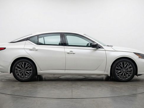 Used 2025 Nissan Altima 2.5 SV FWD image 11