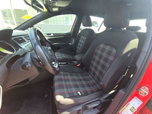 Used 2017 Volkswagen Golf 4-Door FWD image 9