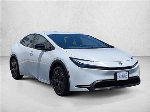 Used 2024 Toyota Prius LE FWD image 3
