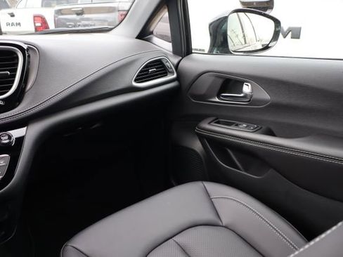 New 2026 Chrysler Pacifica Select FWD image 42