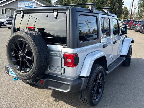 Used 2022 Jeep Wrangler Unlimited Sahara w/ Cold Weather Group AWD/4WD image 5