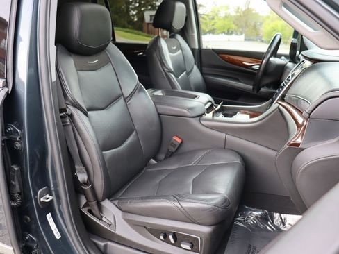 Used 2019 Cadillac Escalade Luxury AWD/4WD image 21