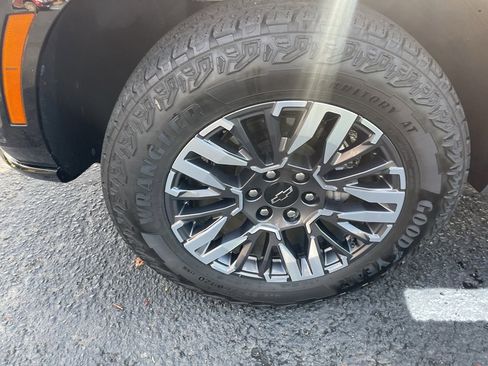 Used 2025 Chevrolet Suburban Z71 image 11