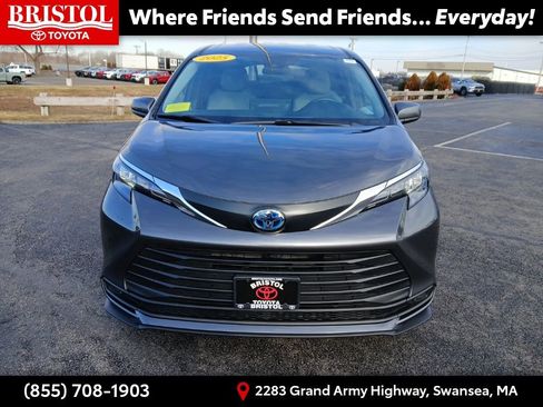 Used 2025 Toyota Sienna LE image 2