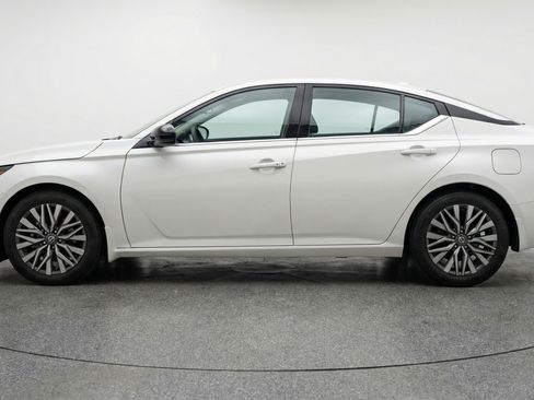 Used 2025 Nissan Altima 2.5 SV FWD image 5