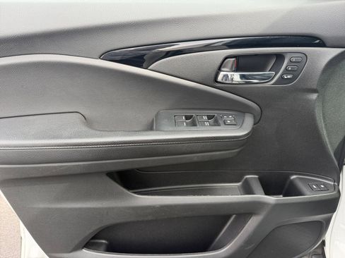 Used 2020 Honda Pilot Touring image 13