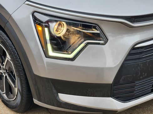 Used 2023 Kia Niro EX image 5