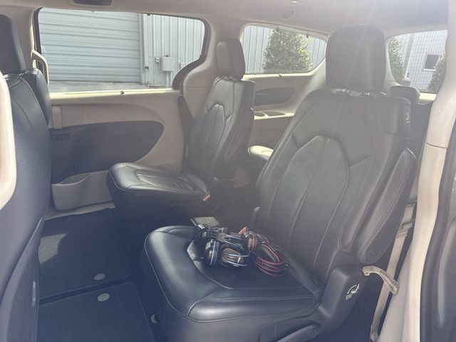 Used 2018 Chrysler Pacifica Touring-L FWD image 16
