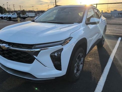 Used 2024 Chevrolet Trax LT w/ Driver Confidence Package image 12