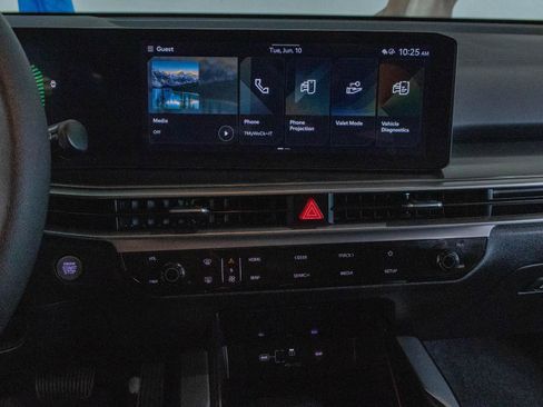 Used 2024 Kia Sorento LX image 4