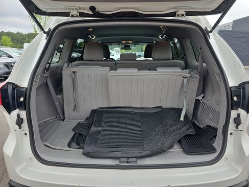 Used 2019 Toyota Highlander LE FWD image 16