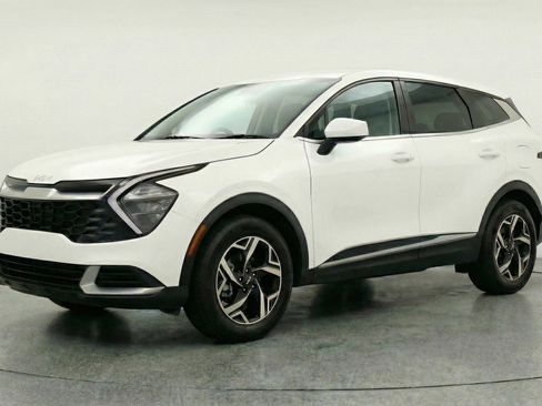 Used 2025 Kia Sportage LX image 3