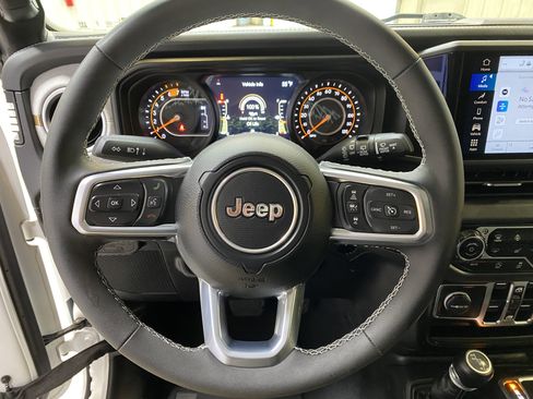 Used 2025 Jeep Wrangler Sahara image 31