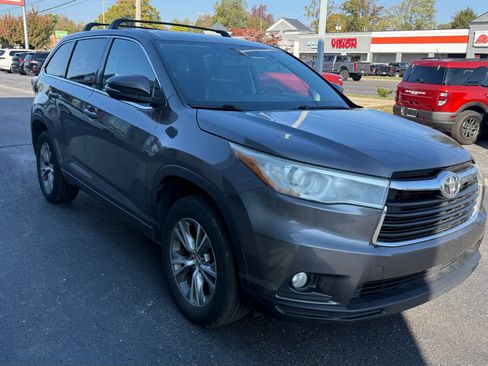 Used 2015 Toyota Highlander LE image 3