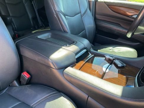 Used 2020 Cadillac Escalade Luxury AWD/4WD image 33