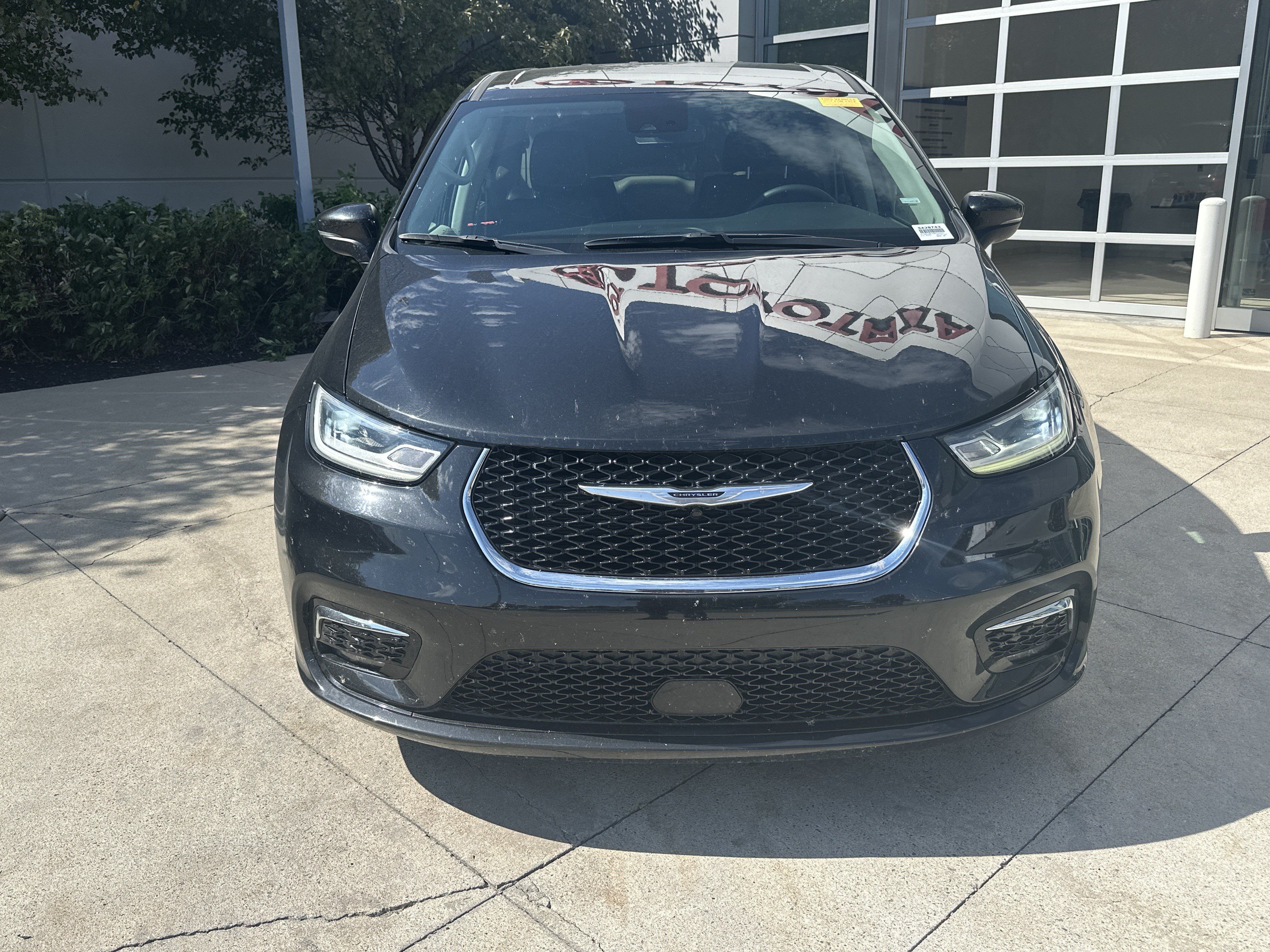 Used 2023 Chrysler Pacifica Touring-L FWD image 5