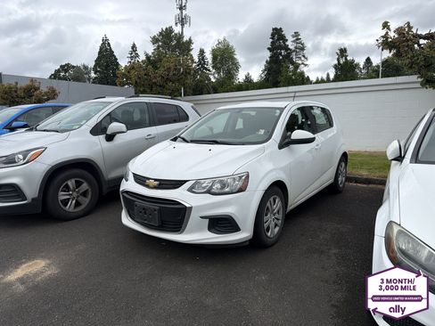 Used 2017 Chevrolet Sonic LT FWD image 1