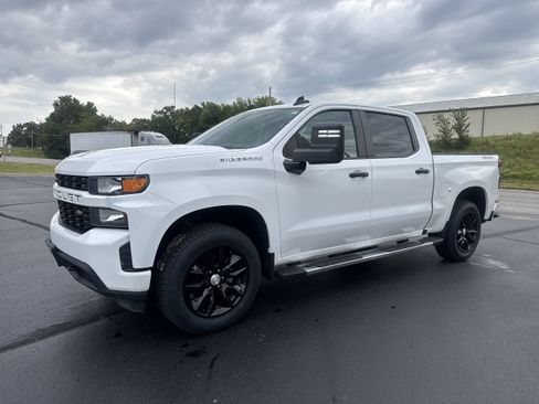 Used 2021 Chevrolet Silverado 1500 Custom w/ Custom Max Trailering Package AWD/4WD image 2