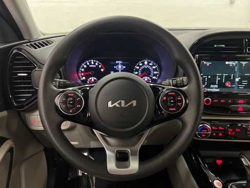 Used 2022 Kia Soul S FWD image 16
