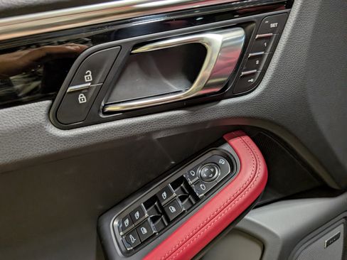 Used 2025 Porsche Macan image 20