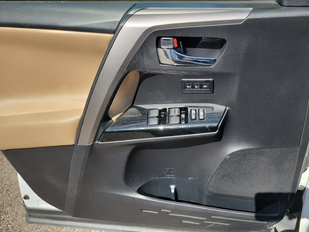 Used 2018 Toyota RAV4 Limited FWD image 31