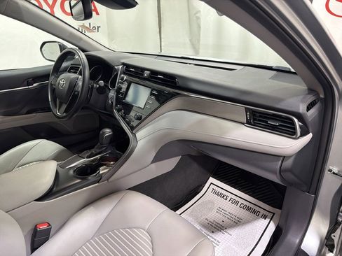 Used 2019 Toyota Camry SE w/ Convenience Package FWD image 13