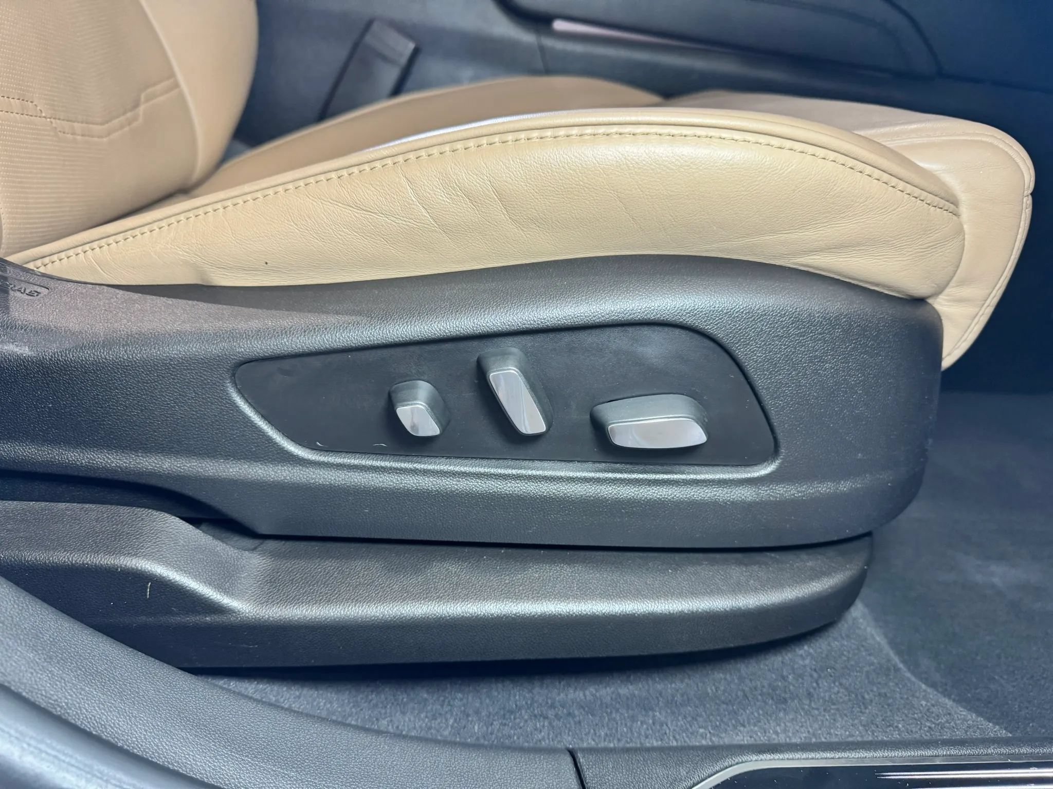 Used 2017 Cadillac XT5 Platinum AWD/4WD image 14