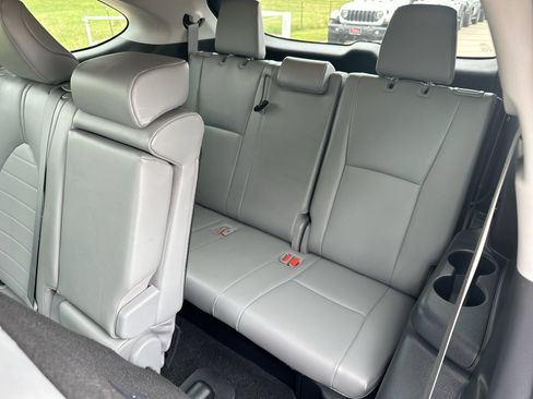 Used 2023 Toyota Highlander XLE FWD image 23