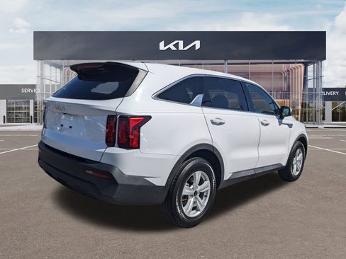 Certified 2023 Kia Sorento LX image 4