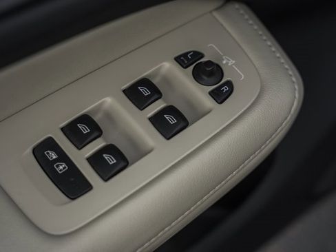 Used 2024 Volvo V60 B5 Cross Country Ultimate w/ Protection Package Premier image 39