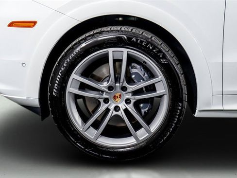 Used 2025 Porsche Cayenne image 7