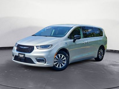 Used 2024 Chrysler Pacifica Limited