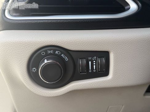 Used 2024 Chrysler Voyager LX image 14