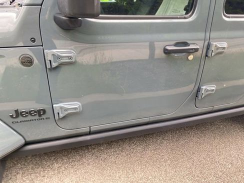 Used 2025 Jeep Gladiator Sport AWD/4WD image 9