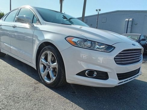Used 2016 Ford Fusion SE image 2
