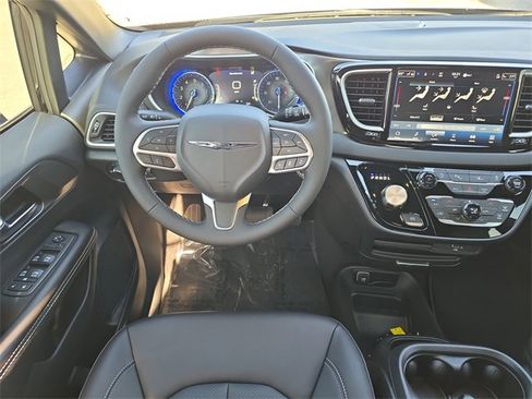 New 2026 Chrysler Voyager LX image 10