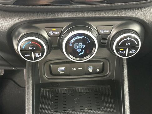 Used 2023 Hyundai Venue Limited image 14