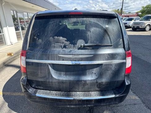 Used 2014 Chrysler Town & Country Touring FWD image 9