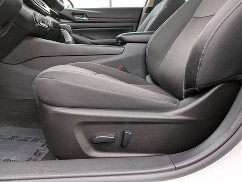 Used 2025 Nissan Altima 2.5 SV FWD image 14