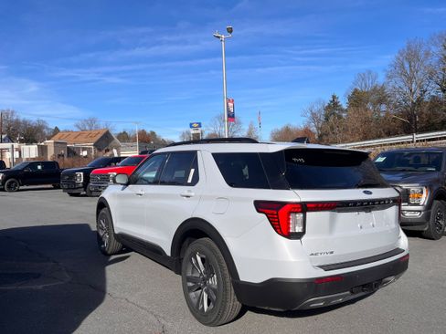 New 2026 Ford Explorer Active w/ Active Comfort Package image 5