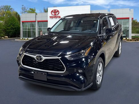 Used 2024 Toyota Highlander LE FWD image 1