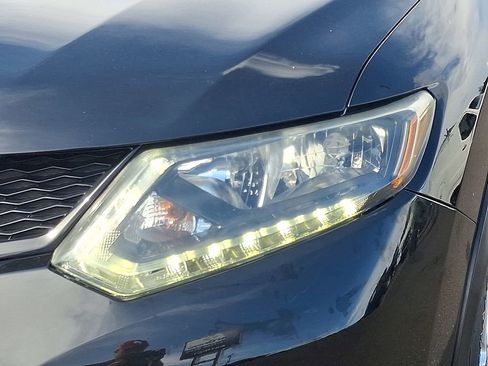 Used 2016 Nissan Rogue SV image 9