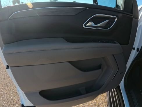 Used 2022 GMC Yukon XL SLT w/ SLT Luxury Package image 17