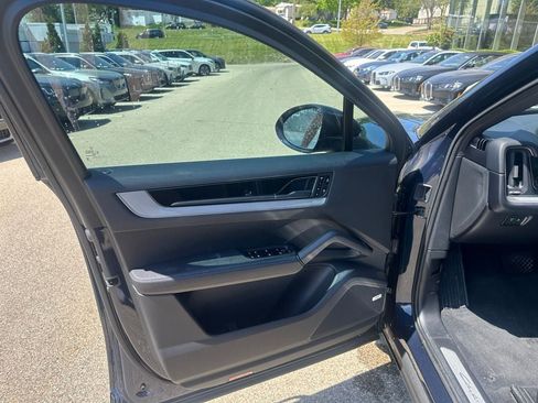 Used 2024 Porsche Cayenne Coupe AWD/4WD image 6
