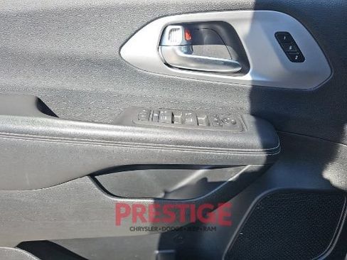 Used 2025 Chrysler Pacifica Limited FWD image 17