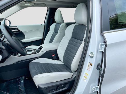 New 2025 Mitsubishi Outlander SE image 22