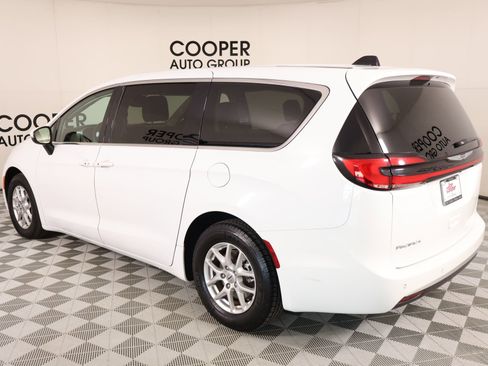 Used 2023 Chrysler Pacifica Touring-L FWD image 23