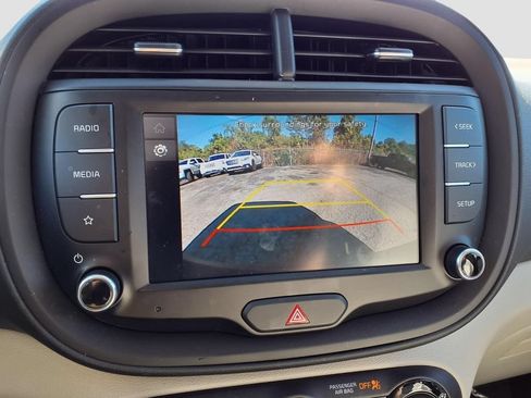 Used 2025 Kia Soul LX w/ LX Technology Package FWD image 13